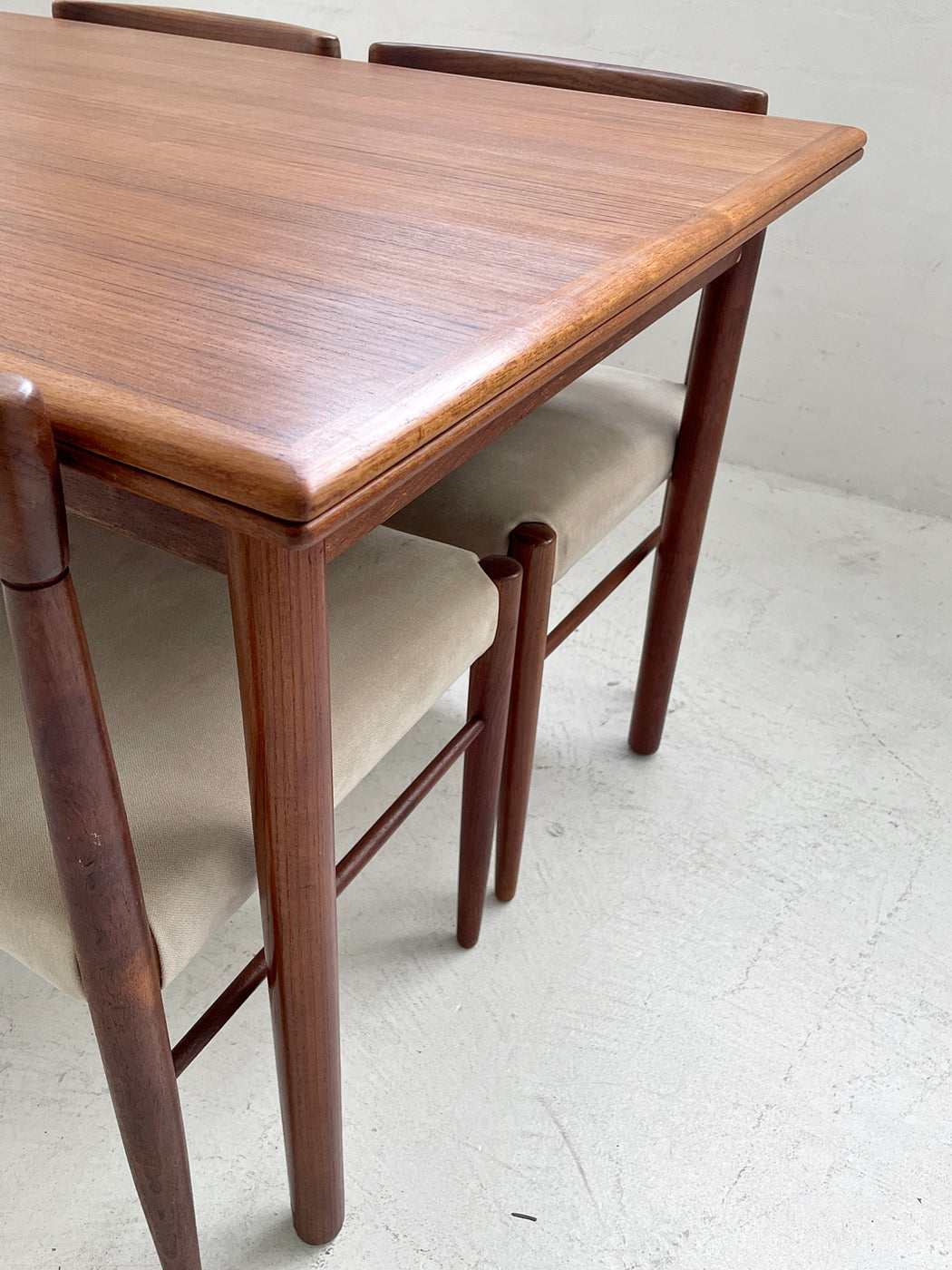 Willy Sigh Teak Extension Dining Table