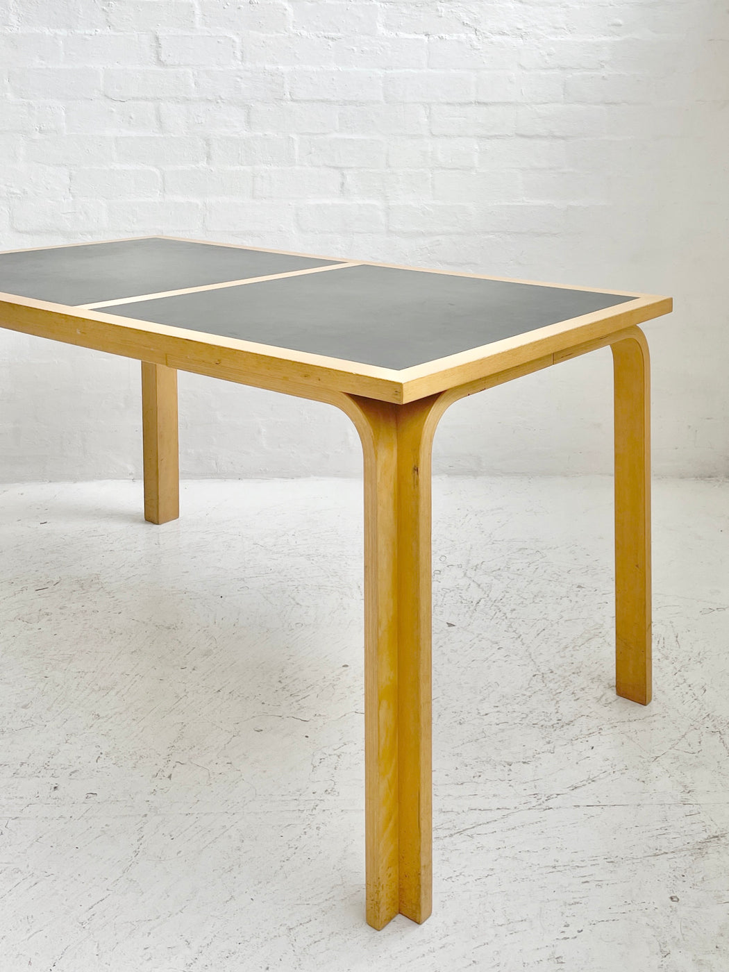 Thygesen & Sørensen Table