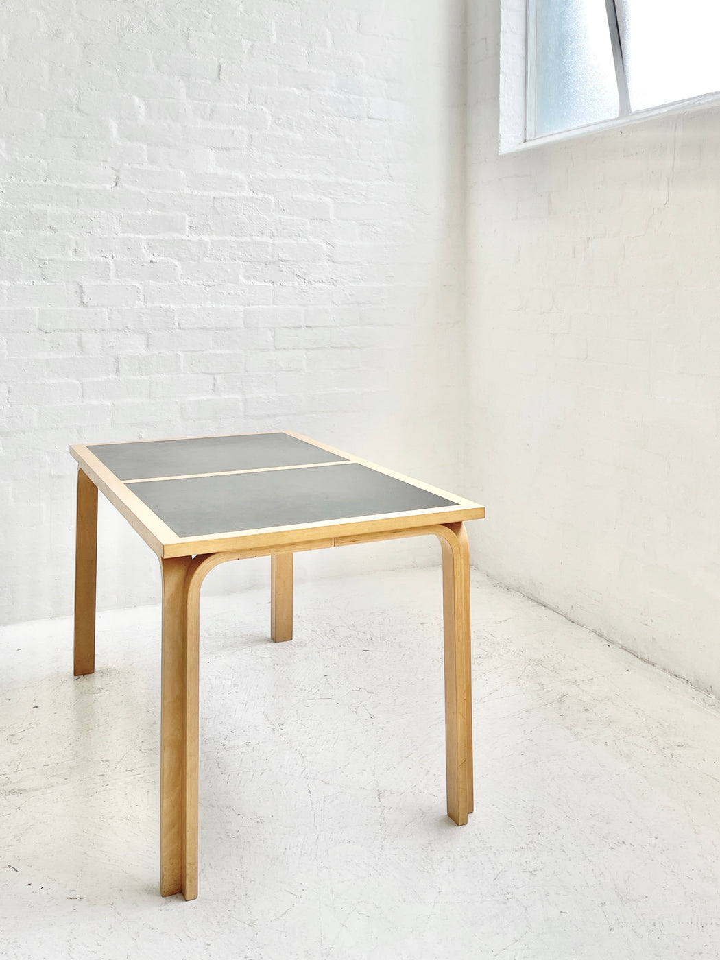 Thygesen & Sørensen Table