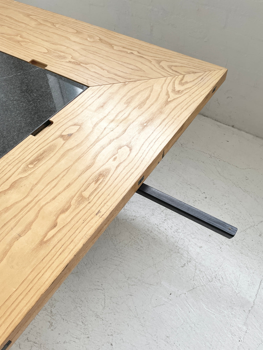 Bob & Dries van den Berghe 'Cirkante' Table