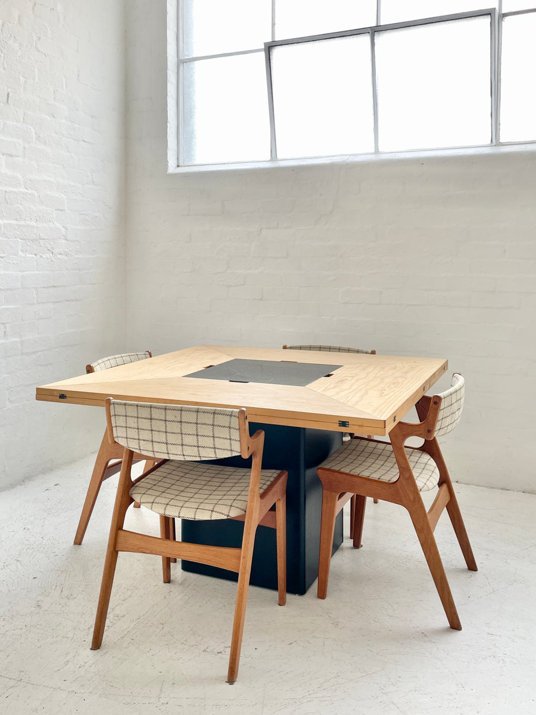 Bob & Dries van den Berghe 'Cirkante' Table