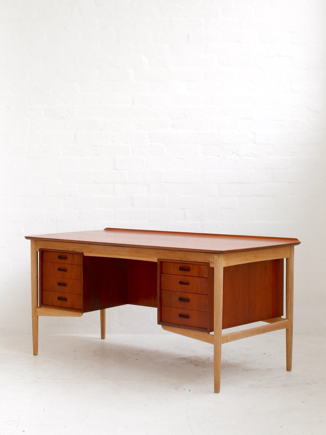 Svend Åge Madsen Desk