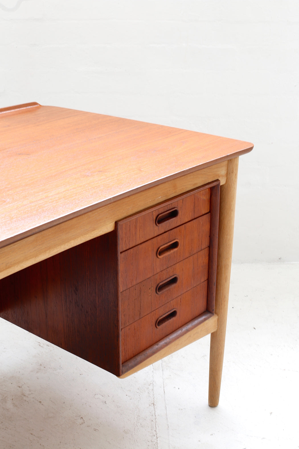 Svend Åge Madsen Desk