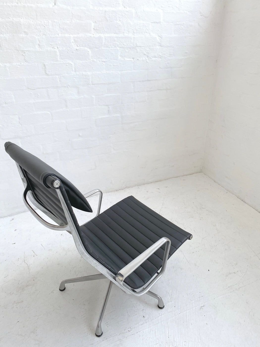 Eames 'EA338' Chair