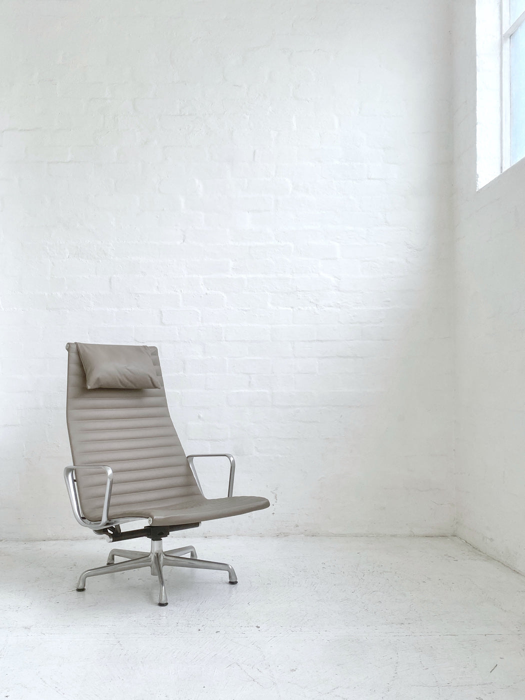 Eames 'EA338' Group Lounge Chair