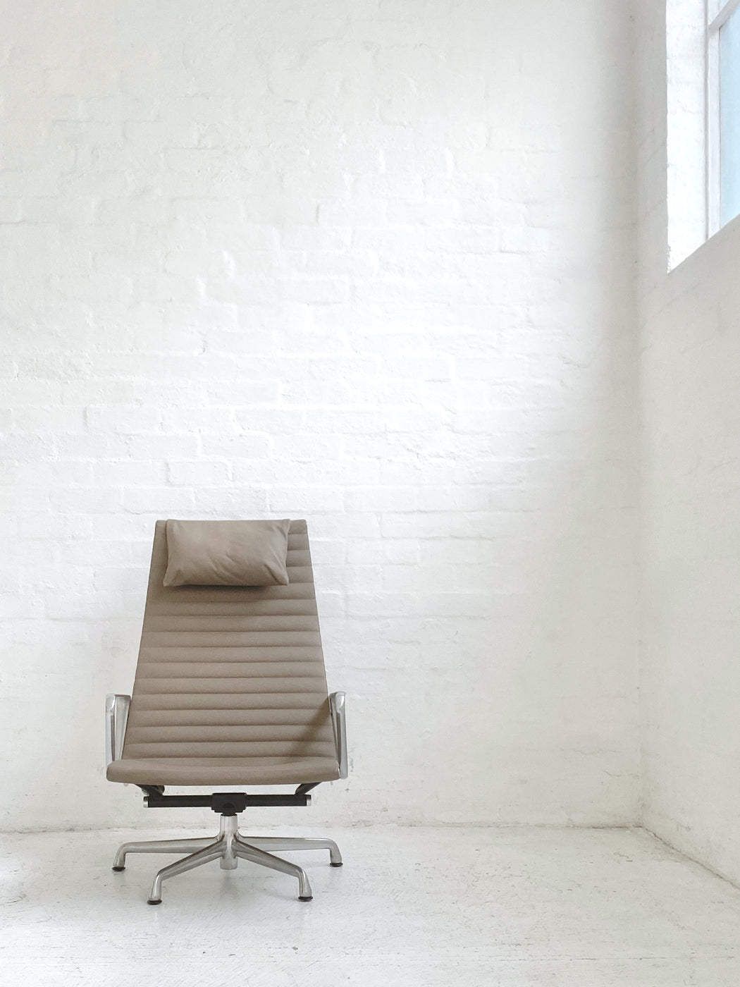 Eames 'EA338' Group Lounge Chair