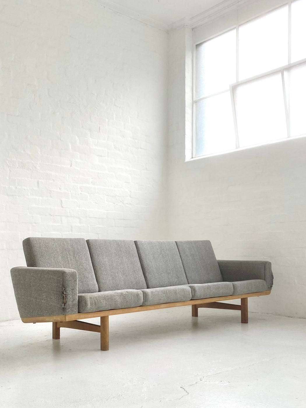 Hans J. Wegner GE236/4 Sofa