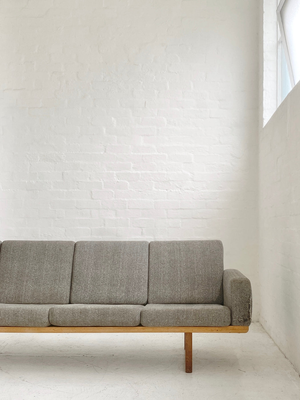 Hans J. Wegner GE236/4 Sofa
