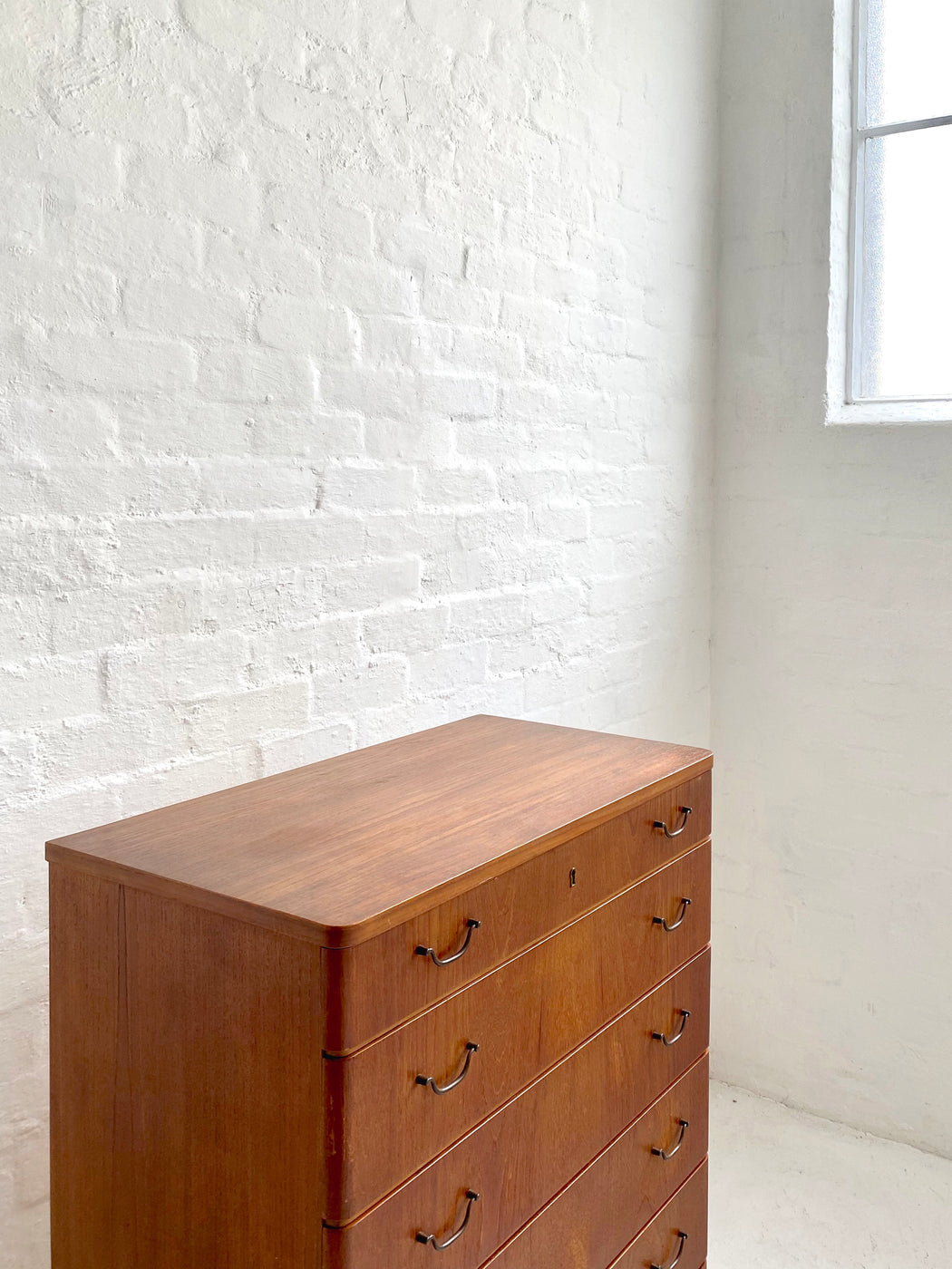 Omann Jun Chest of Drawers
