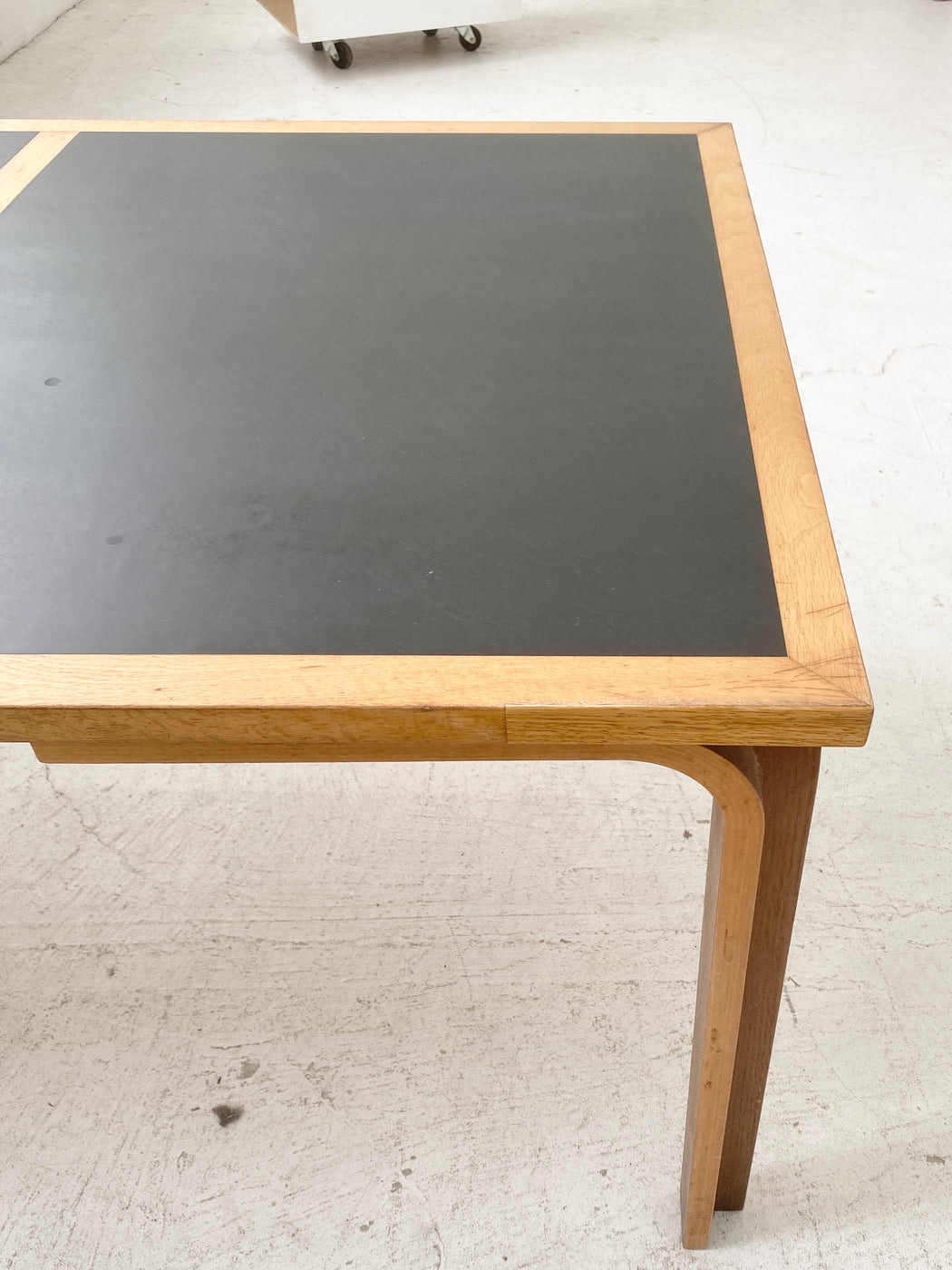 Thygesen & Sørensen Table