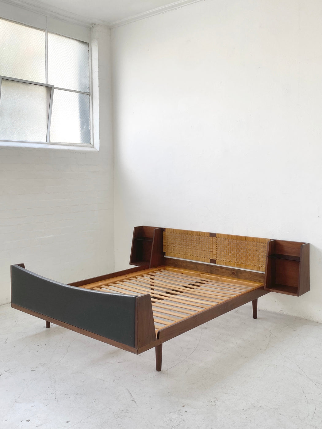 Hans J. Wegner 'GE701' Bed