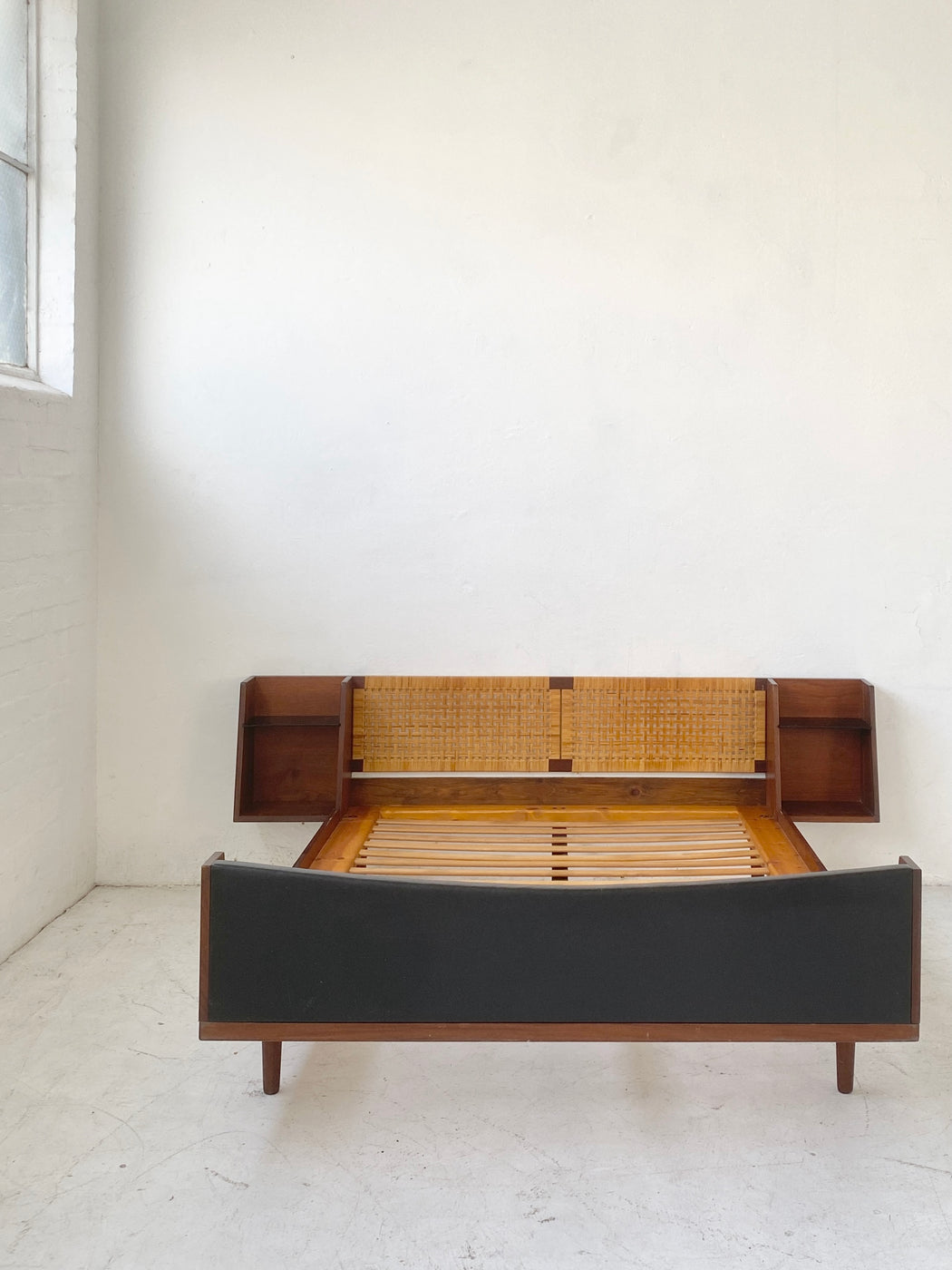 Hans J. Wegner 'GE701' Bed