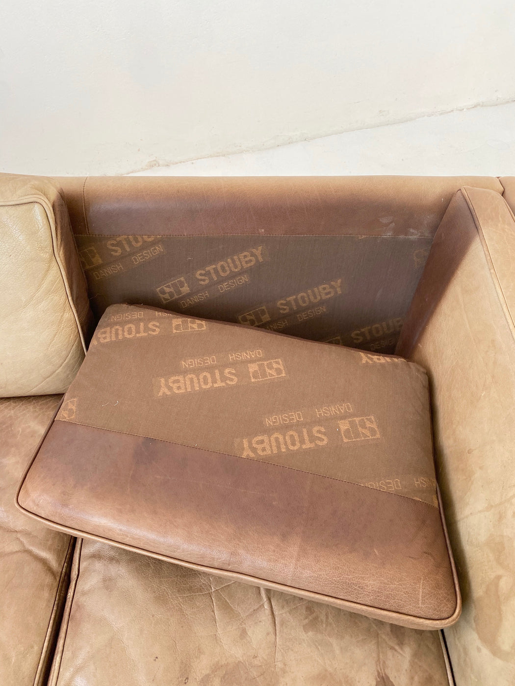 Stouby 'Oslo' Leather Sofa