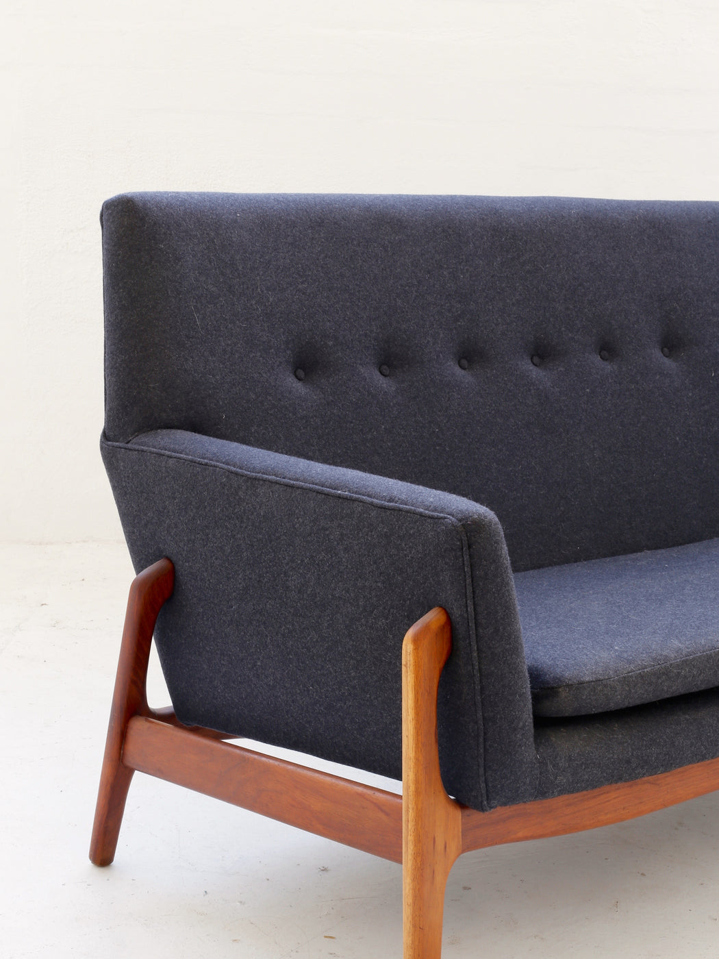 Gerald Easden 'Köln' Settee