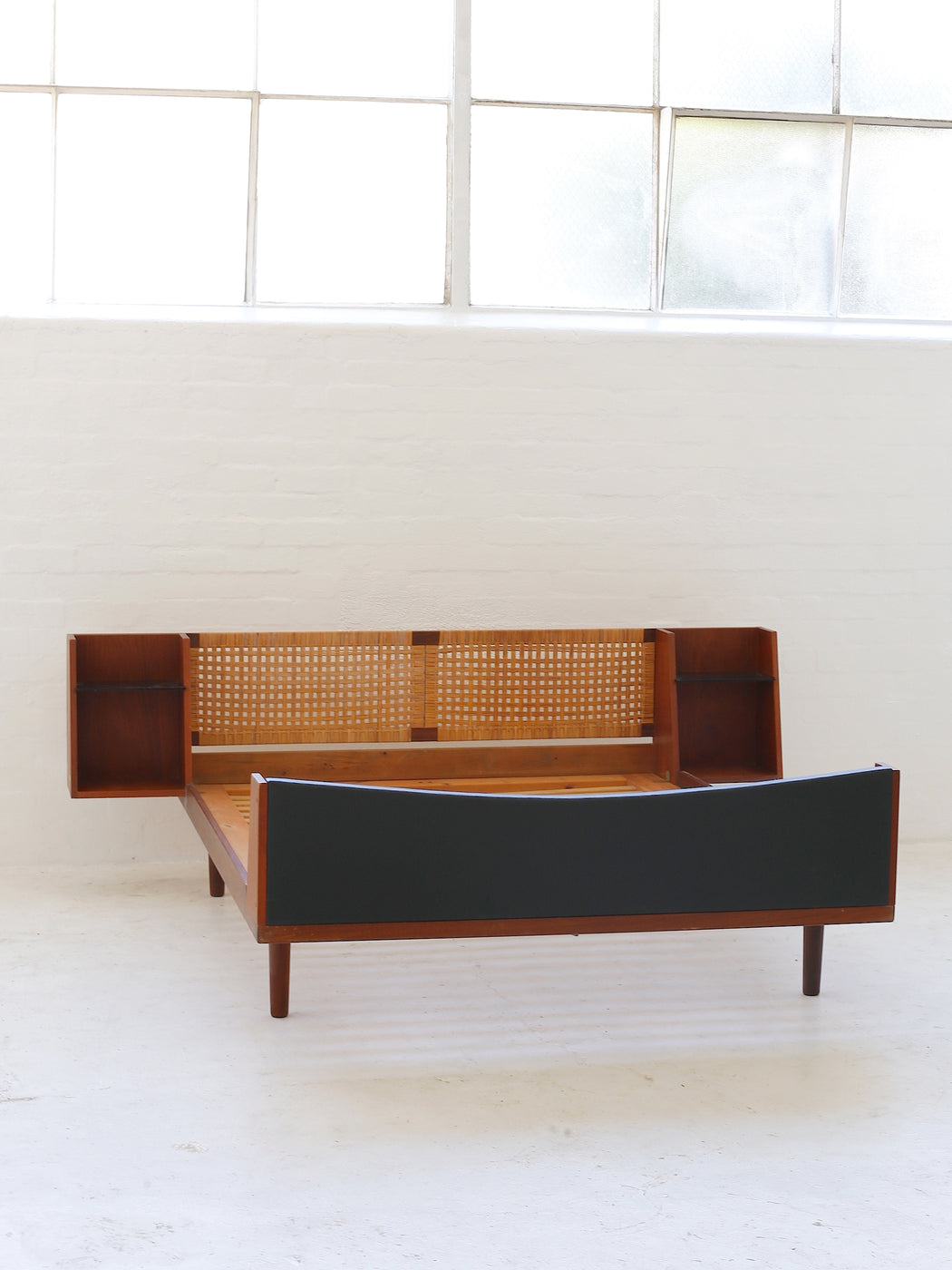 Hans J. Wegner 'GE701' Bed