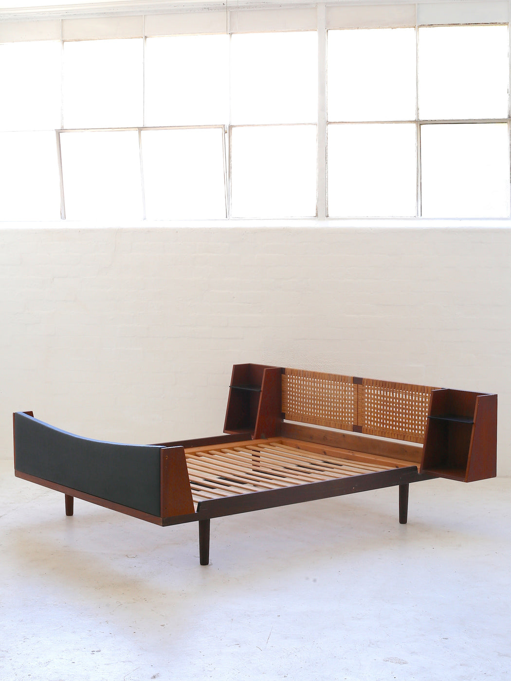 Hans J. Wegner 'GE701' Bed