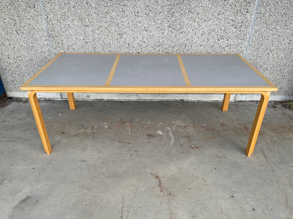 Thygesen & Sørensen Table