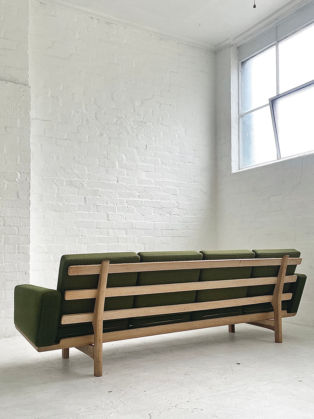 Hans J. Wegner GE236/4 Sofa