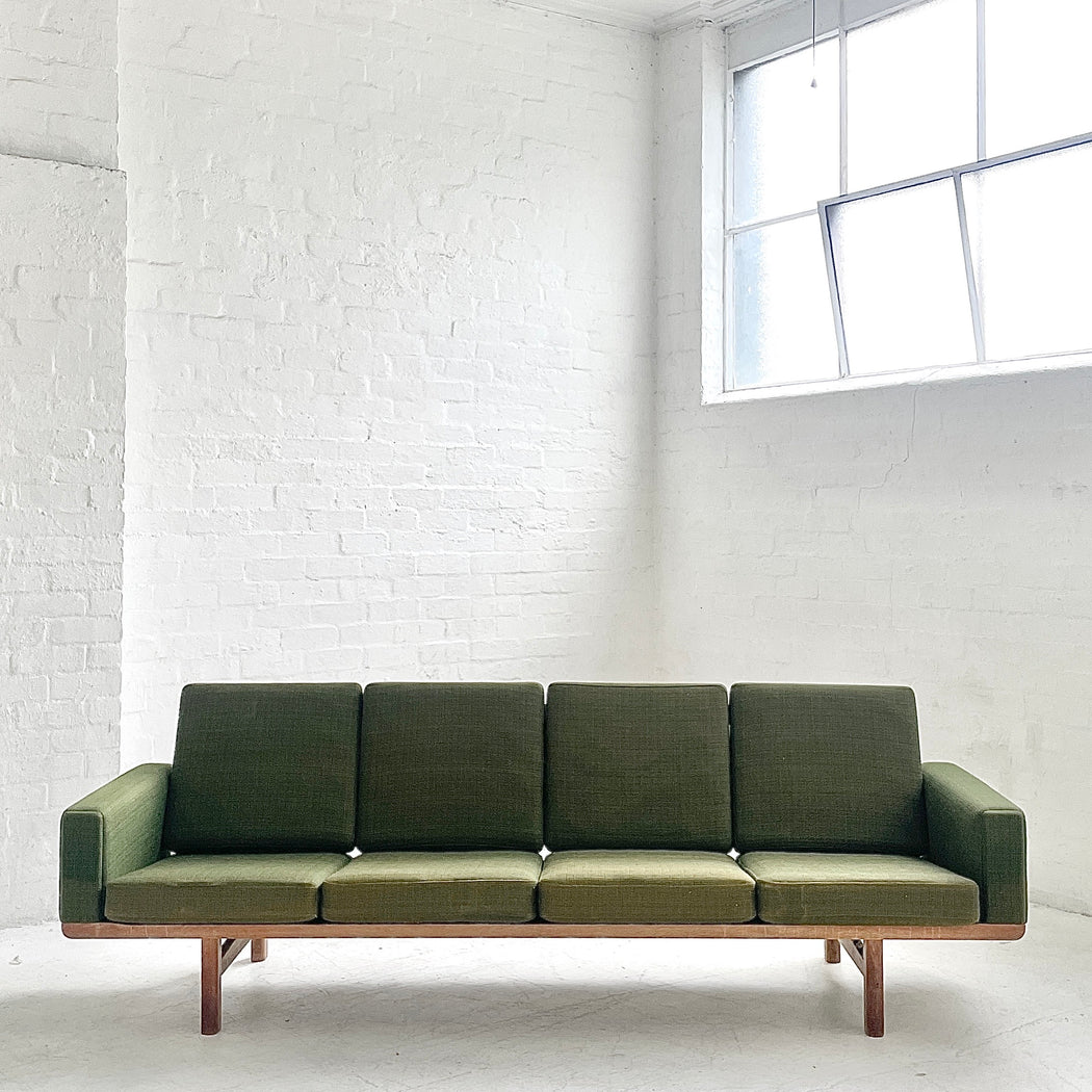Hans J. Wegner GE236/4 Sofa