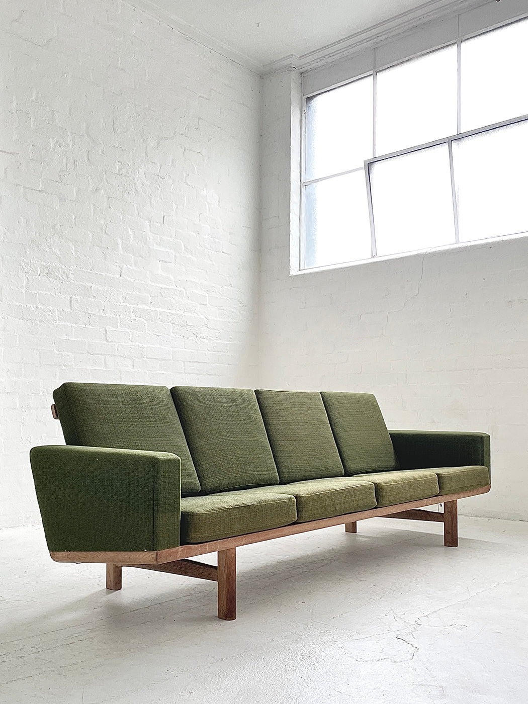 Hans J. Wegner GE236/4 Sofa