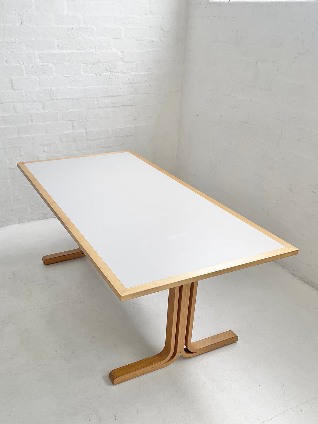 Thygesen & Sørensen Table