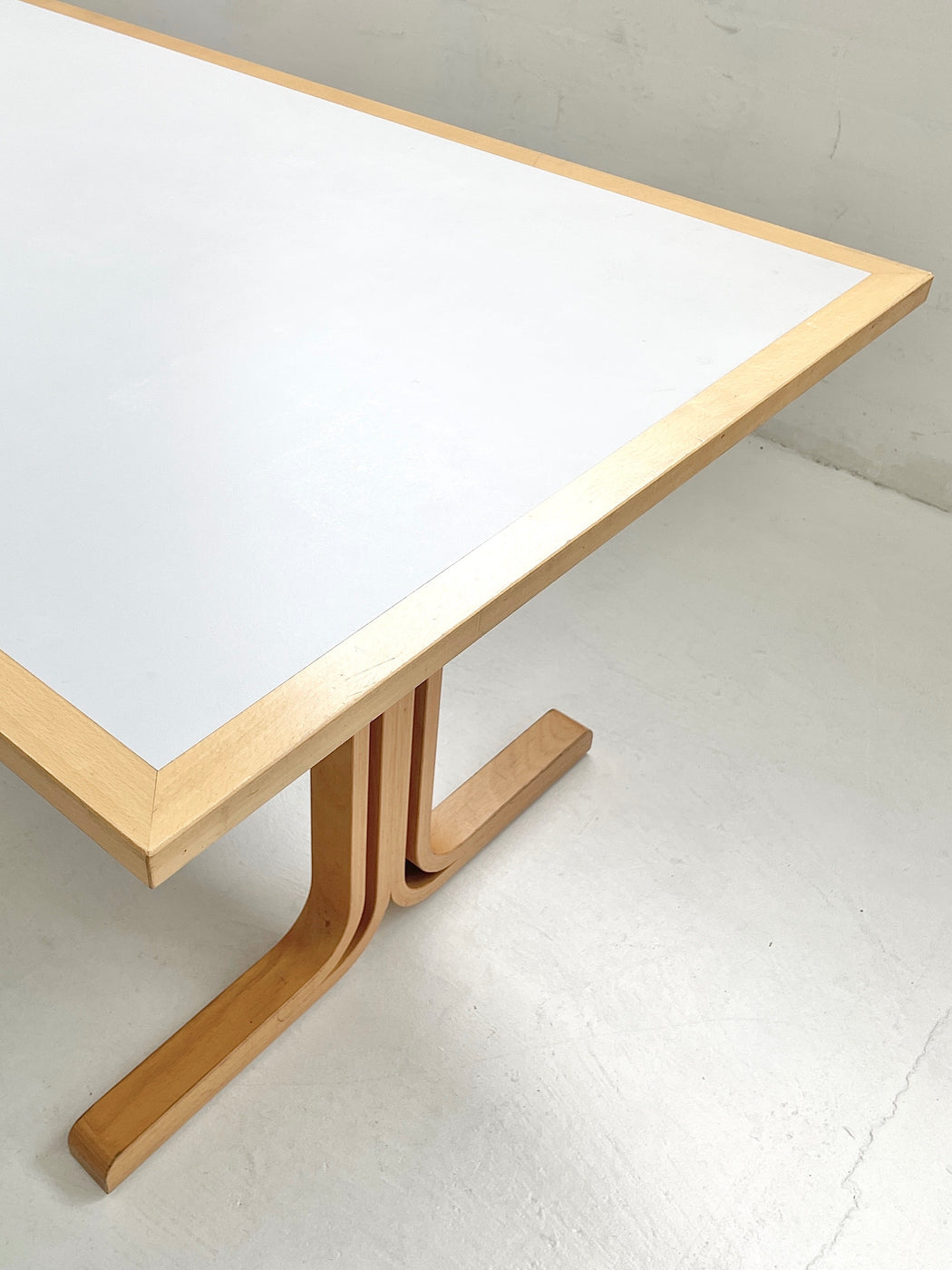 Thygesen & Sørensen Table