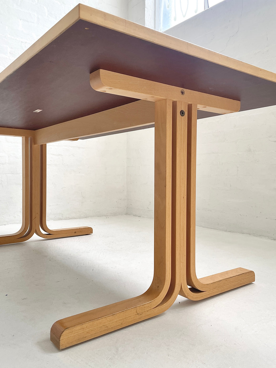 Thygesen & Sørensen Table