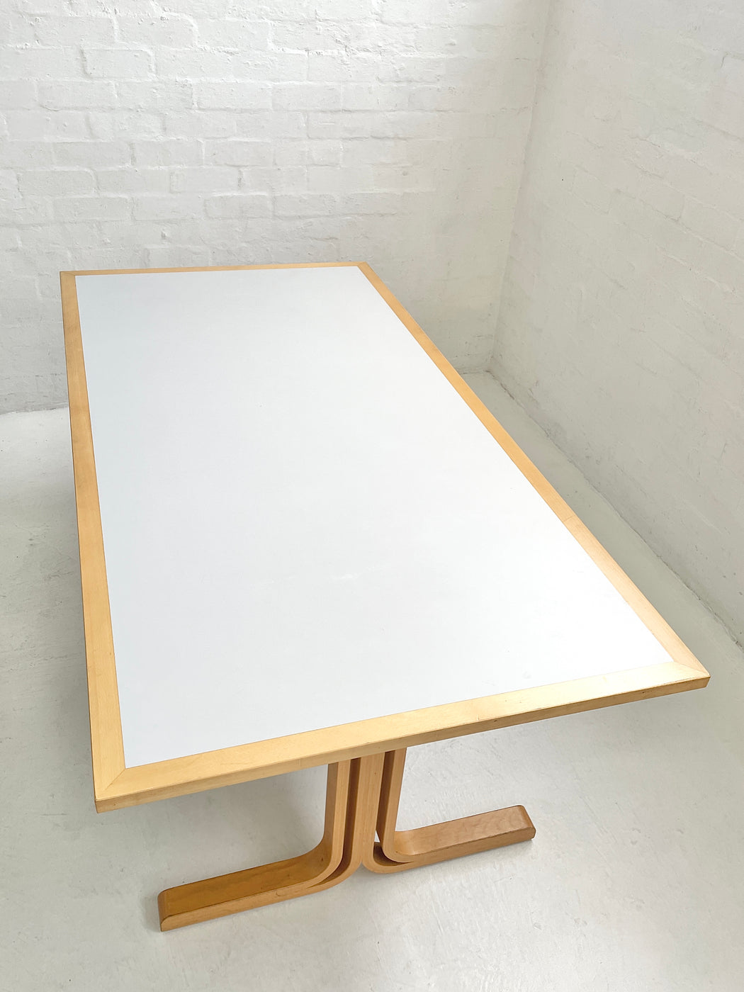 Thygesen & Sørensen Table