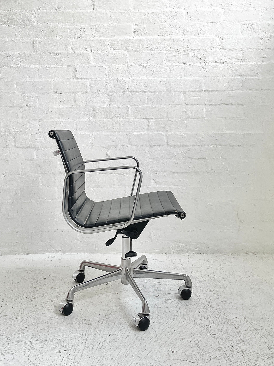 Eames Executive 'Group' Chair