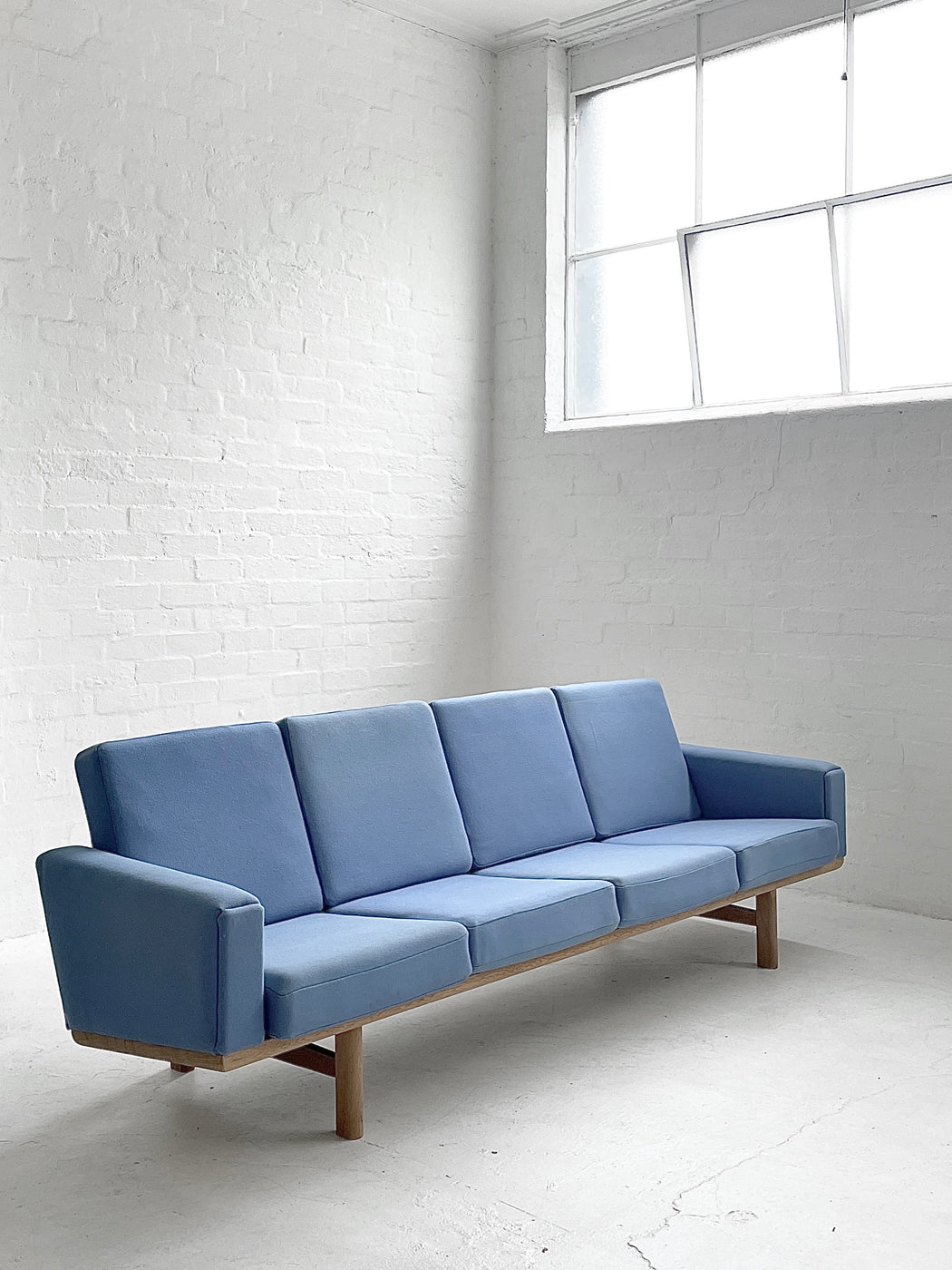 Hans J. Wegner GE236/4 Sofa