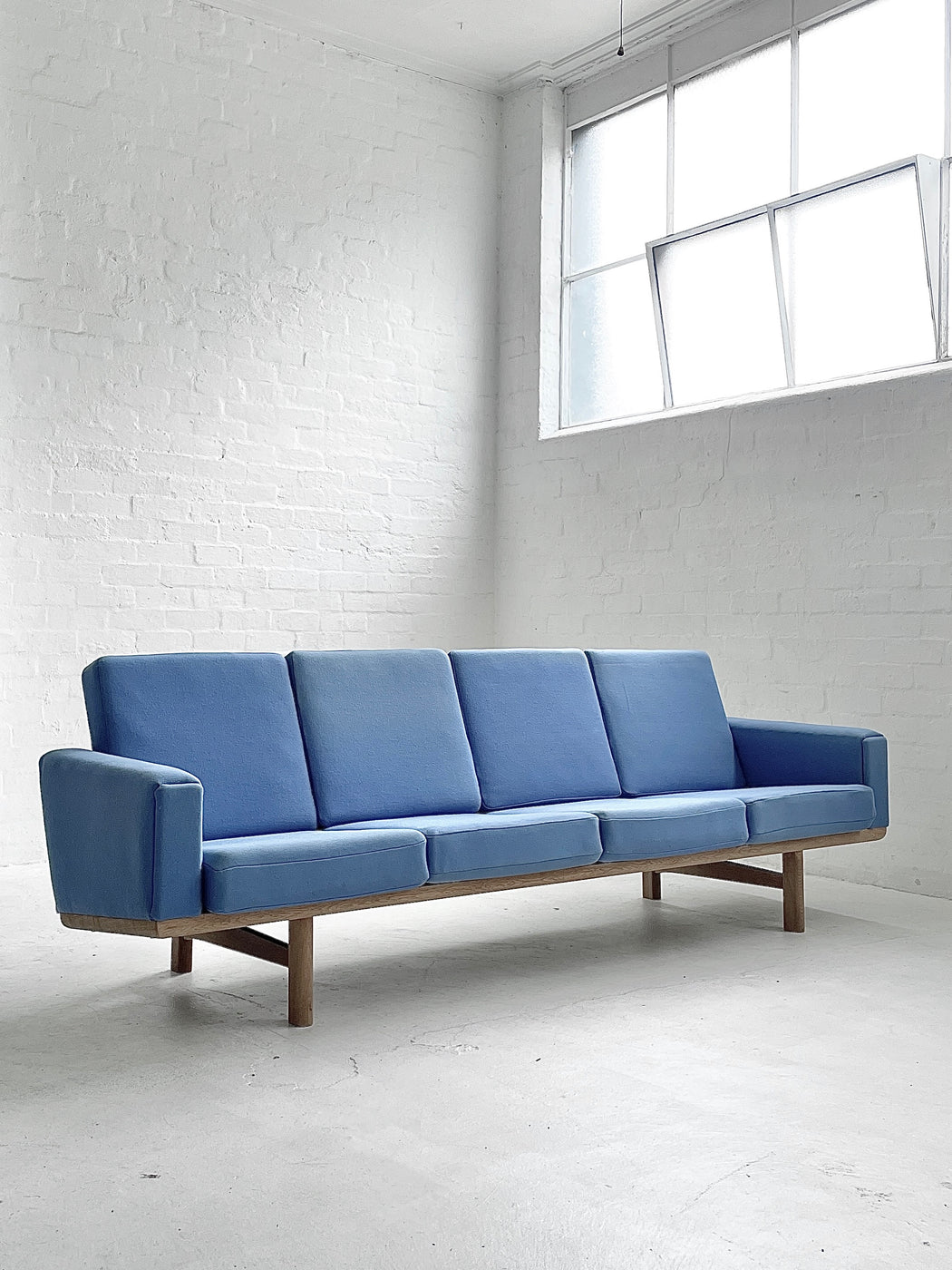 Hans J. Wegner GE236/4 Sofa