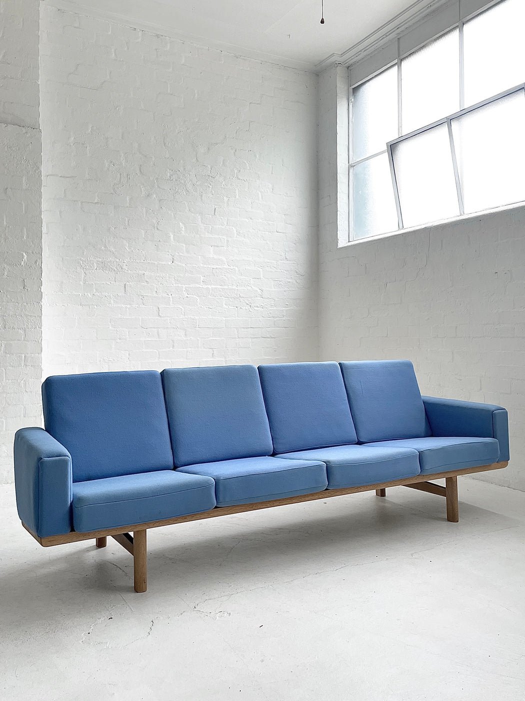 Hans J. Wegner GE236/4 Sofa