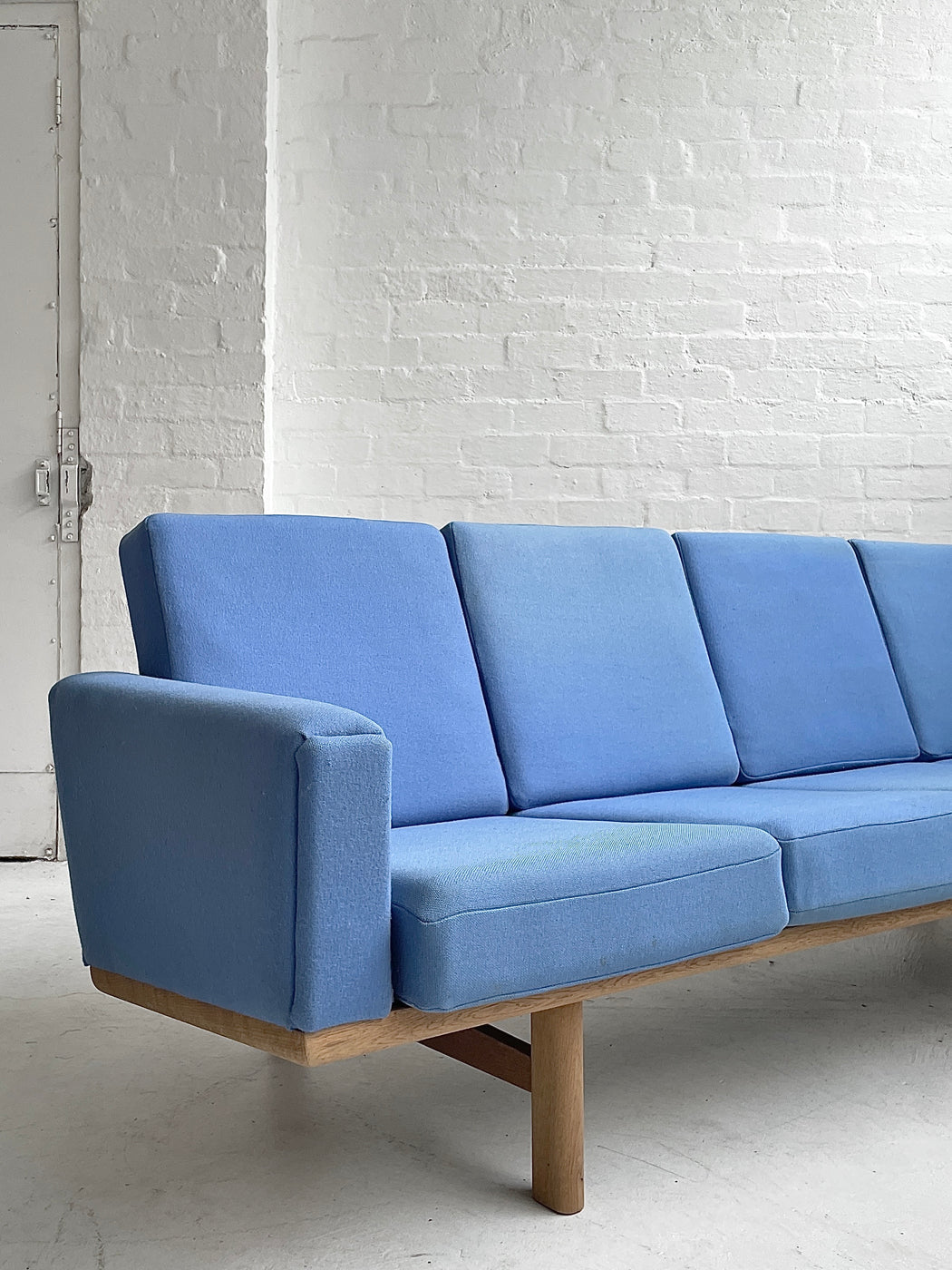 Hans J. Wegner GE236/4 Sofa