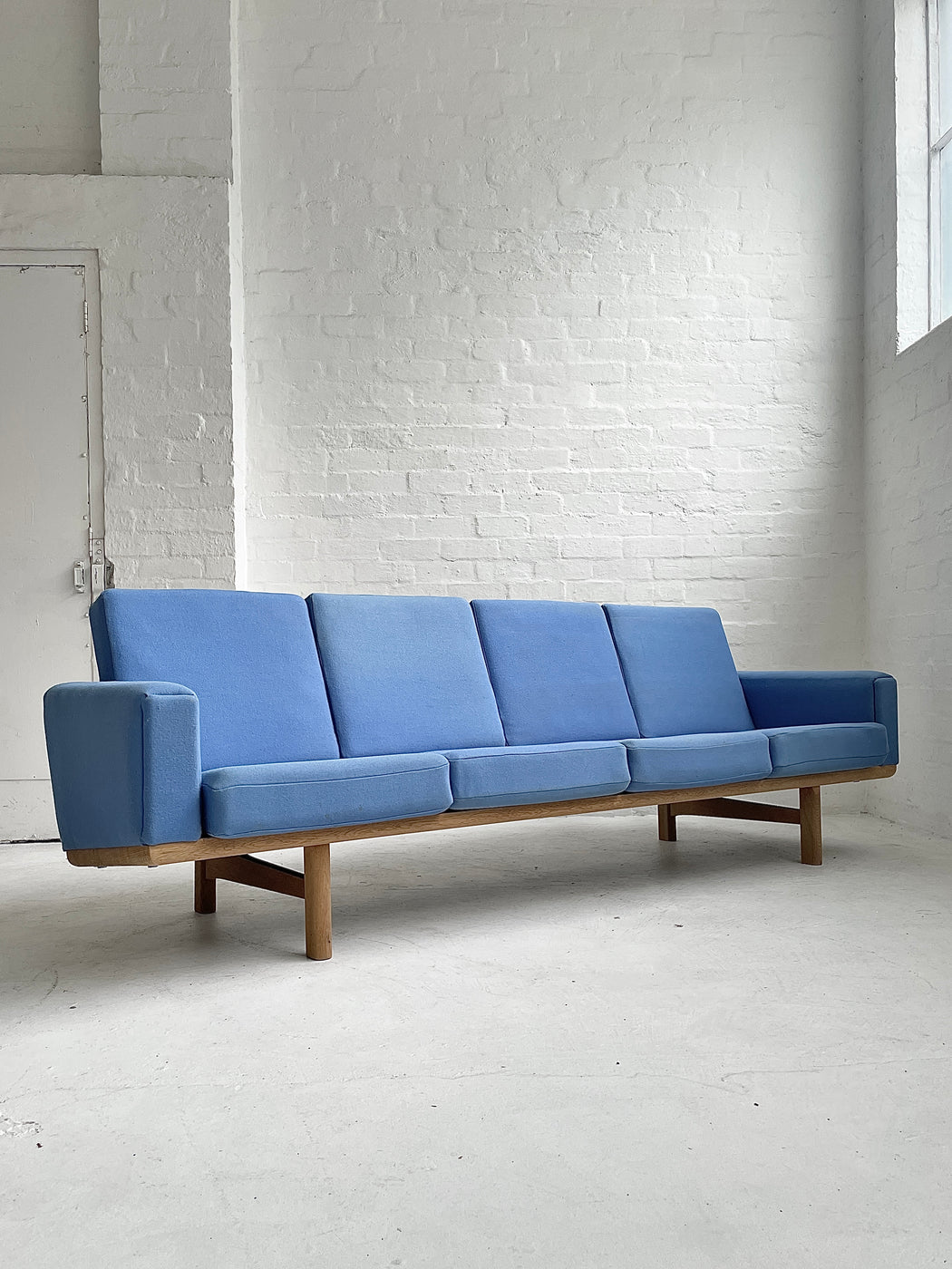 Hans J. Wegner GE236/4 Sofa
