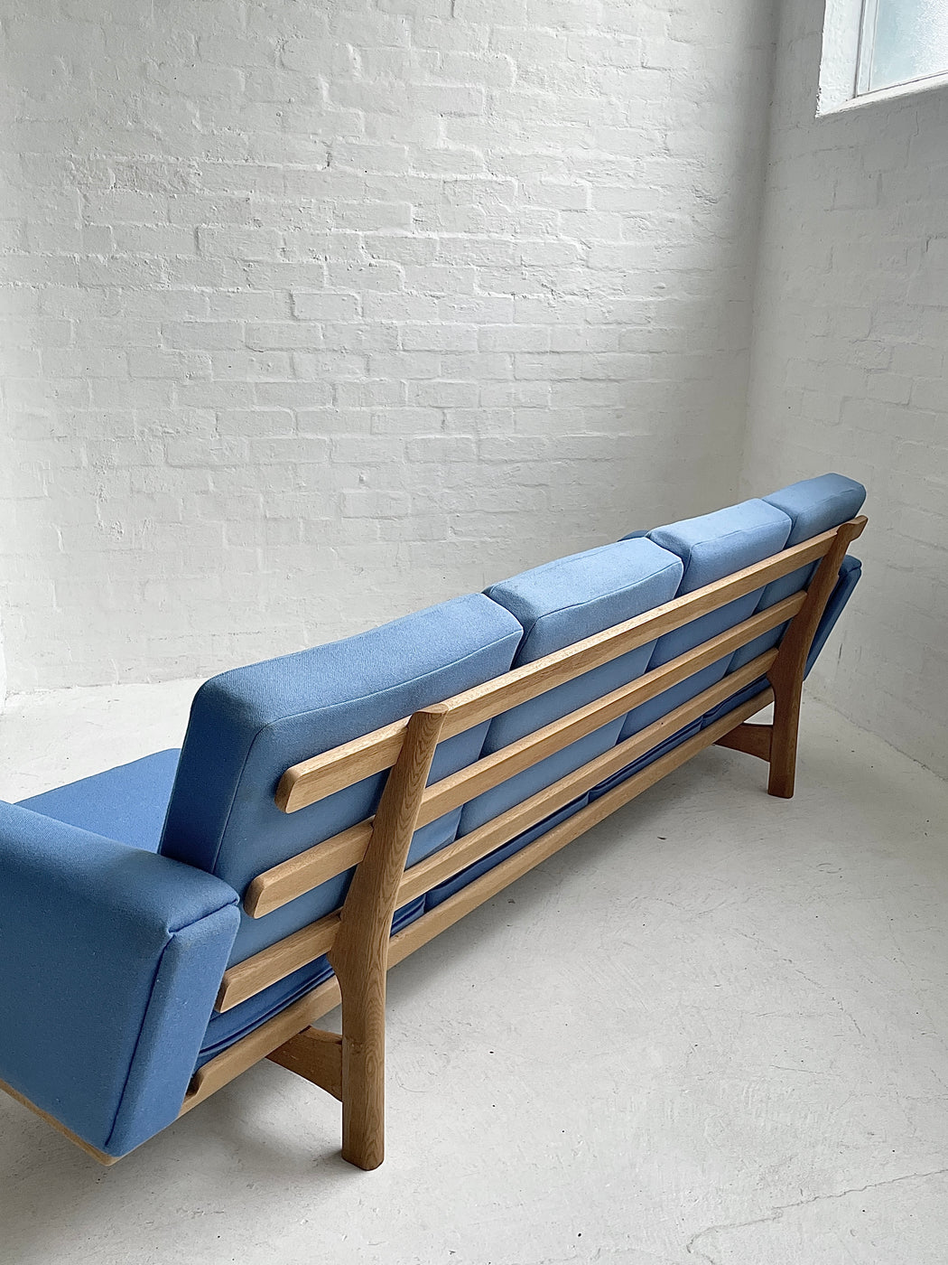 Hans J. Wegner GE236/4 Sofa