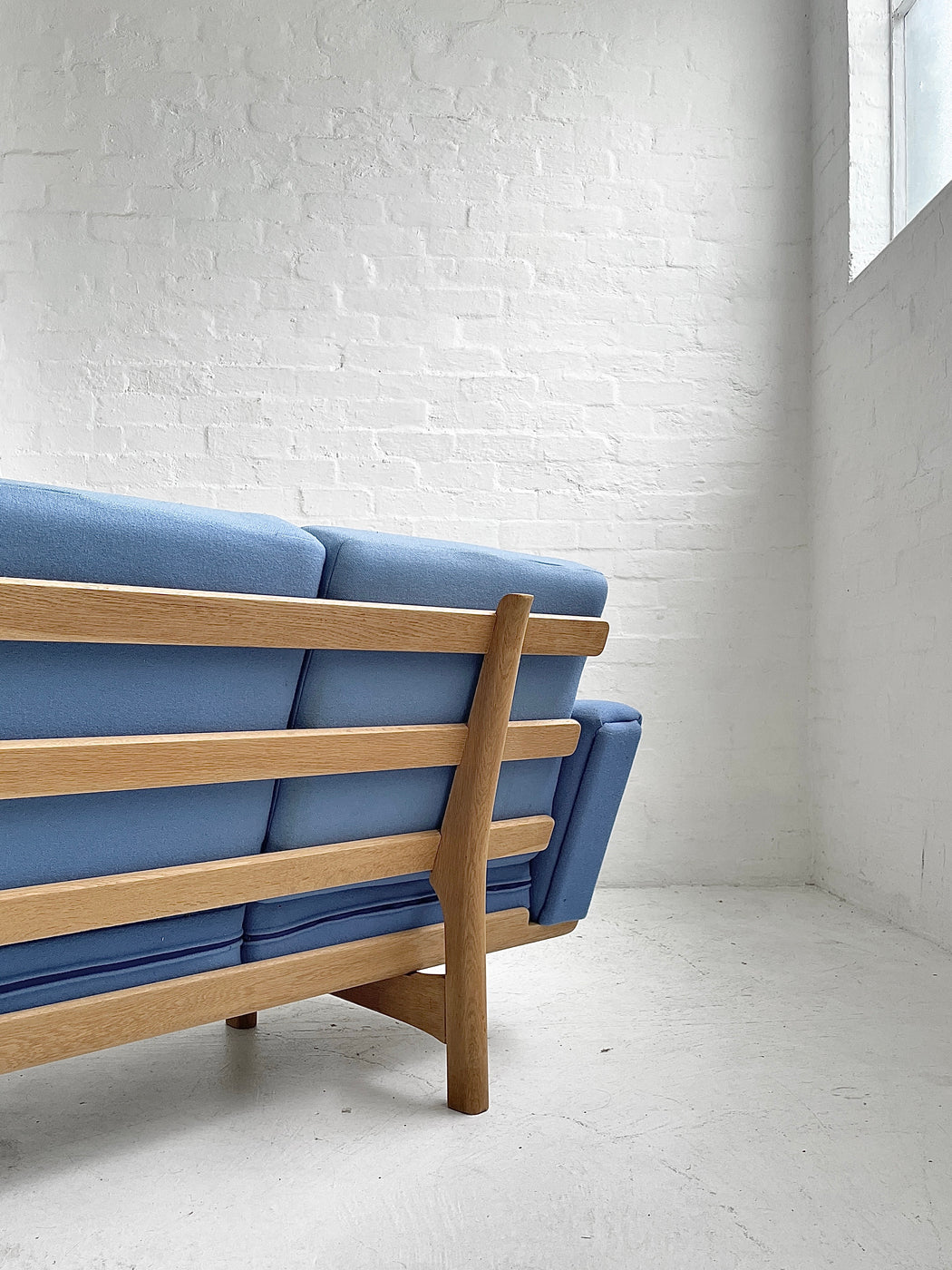 Hans J. Wegner GE236/4 Sofa