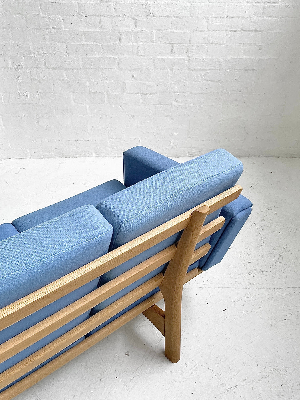 Hans J. Wegner GE236/4 Sofa