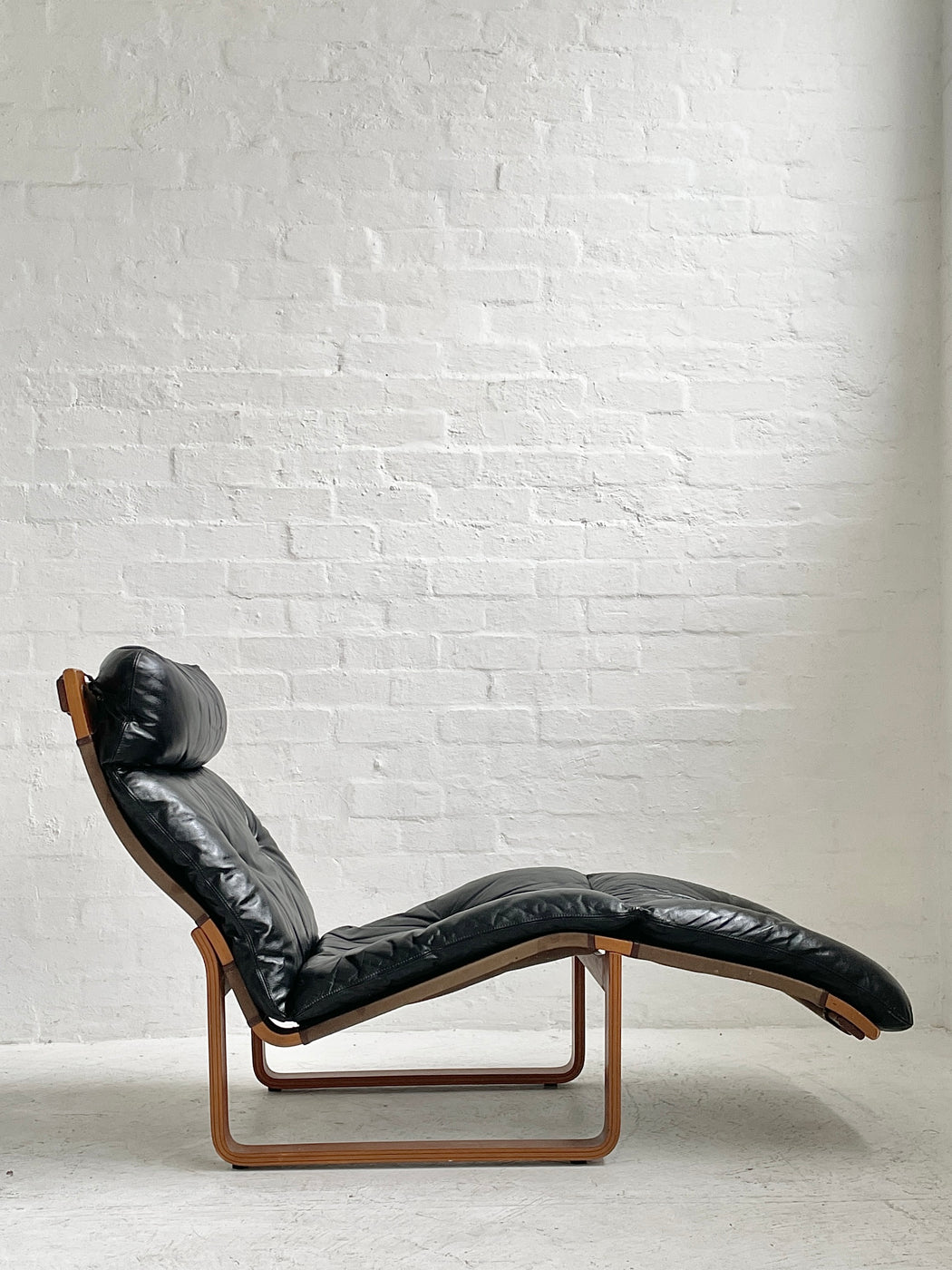 Tessa T8 Chaise Lounge