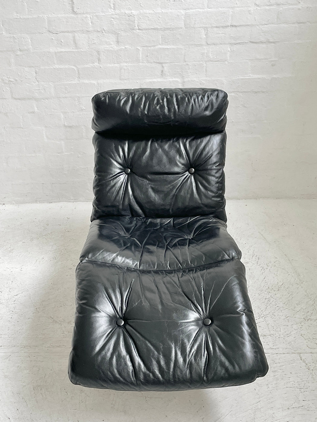 Tessa T8 Chaise Lounge