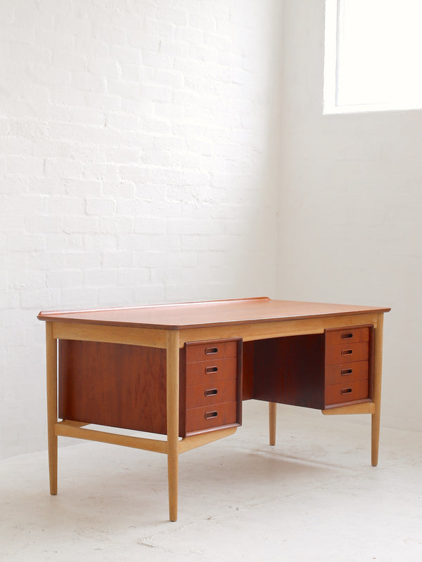 Svend Åge Madsen Desk