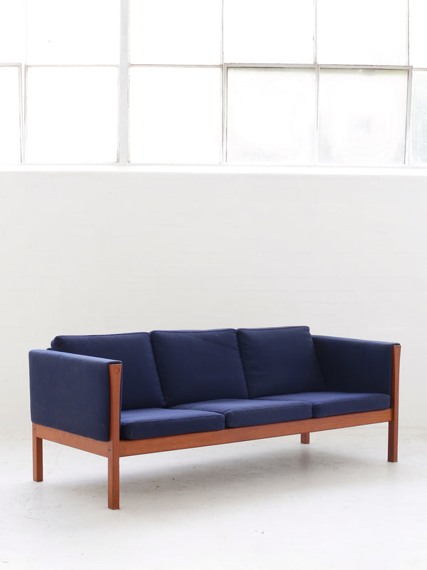 Hans J. Wegner 'AP62/3' Sofa