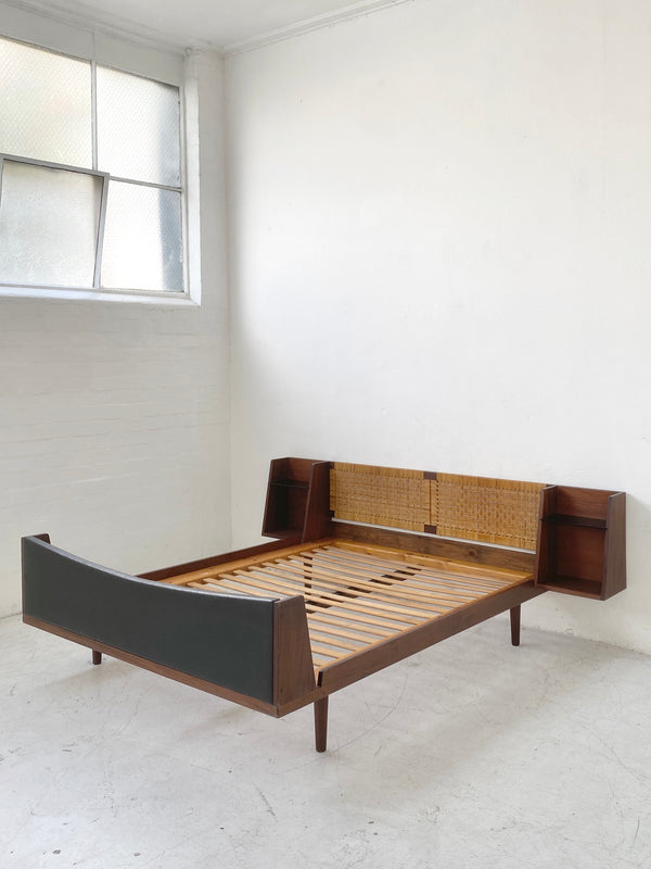 Hans J. Wegner 'GE701' Bed