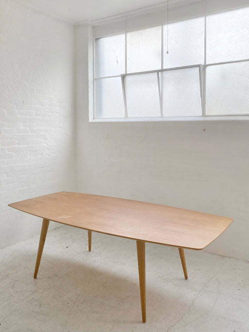 Table by Lau Lauritsen