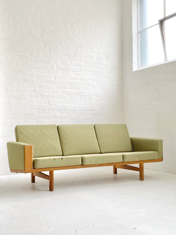 Hans J. Wegner ‘Model Ge236’ Sofa