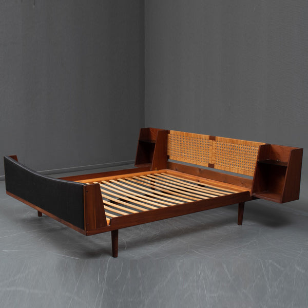 Hans J. Wegner 'GE701' Bed