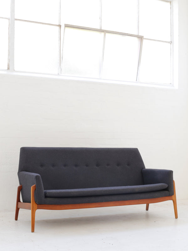 Gerald Easden 'Köln' Settee